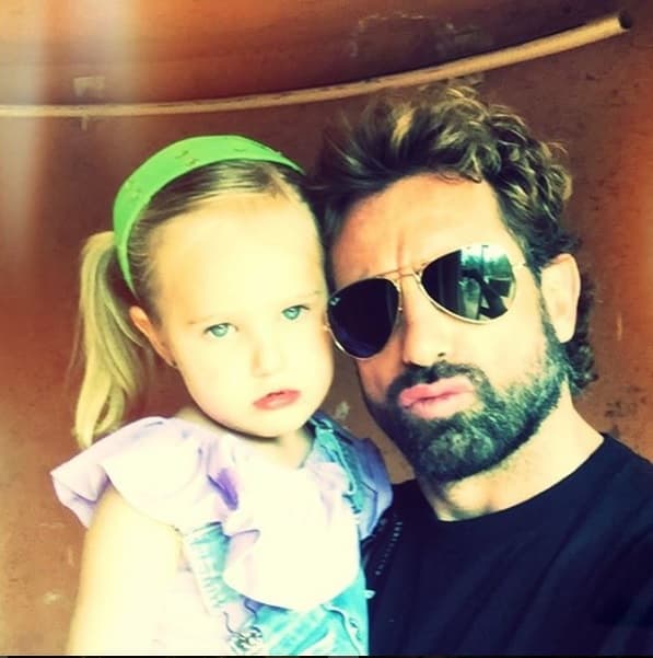 Si bien Geraldine Bazán es la que más tiempo comparte con las niñas, Gabriel les da calidad, y cuando está con ellas se deshace en apapachos.