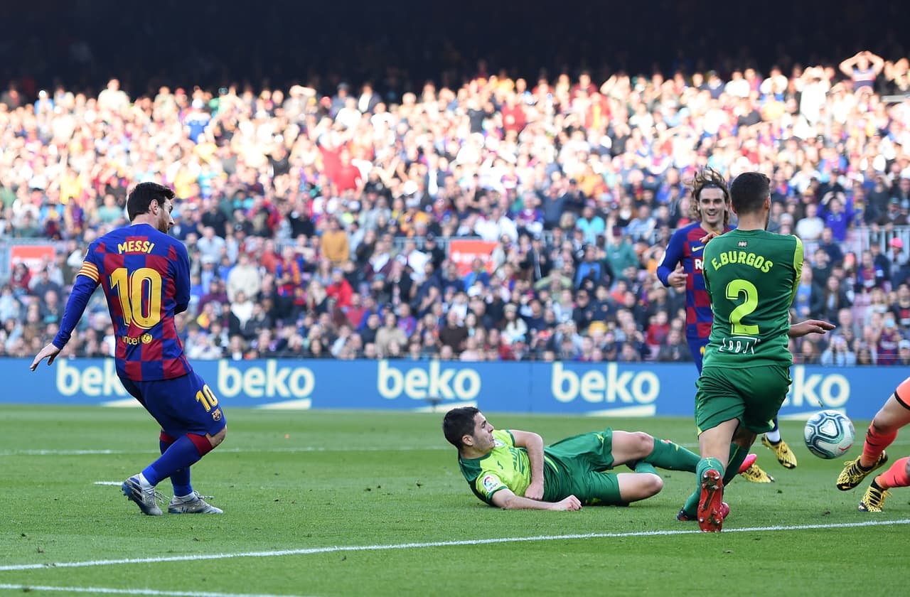 Messi asistió a Griezmann para que éste definiera, pero le faltó habilidad. Afortunadamente, el balón volvió al argentino que no perdonó.