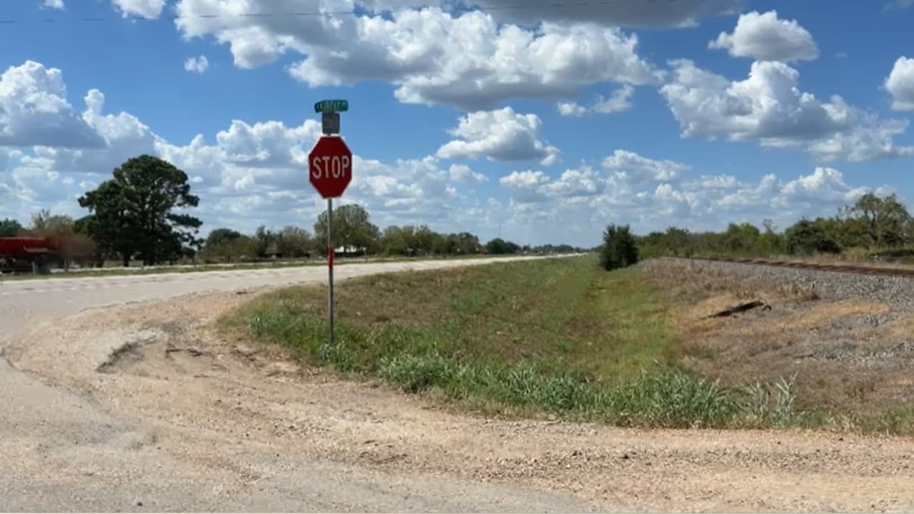 Autoridades mantienen un operativo de búsqueda en el área de Highway 71, cerca de Kirtley, tras la huida de dos hombres durante una parada de tráfico.
