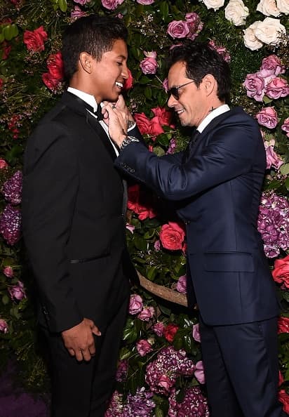 Uno de los momentos más emotivos de la noche fue el encuentro del salsero boricua con Ricardo Miranda, un joven de 16 años que reside en el hogar Víctor Tamayo en Barranquilla, uno de los proyectos que la Fundación Maestro Cares apoya.