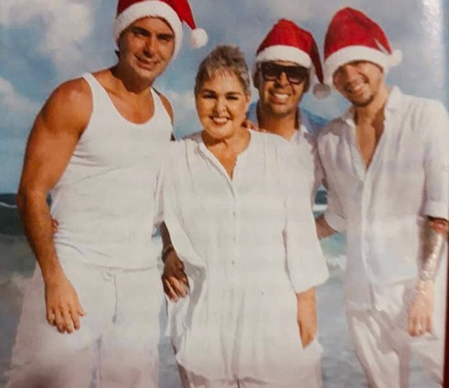 Mencionó que en este tour musical, el cual considera que es el más largo que ha hecho en su carrera, sus hijos (quienes decidieron seguir sus pasos en la música) también han hecho lo posible para estar cerca de ella.