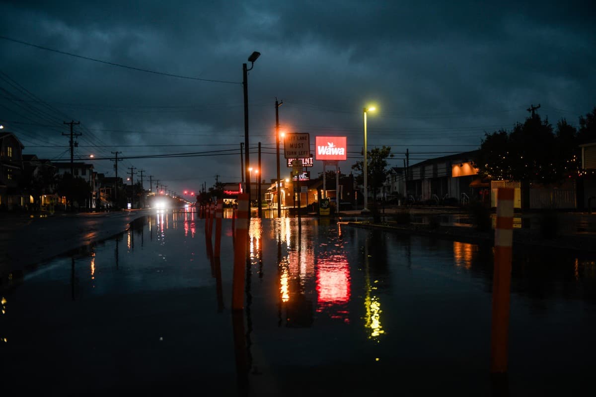 La potente tormenta nor'easter golpea las costas de EEUU con inundaciones, cortes de luz, cancelaciones de vuelo y carreteras destruidas