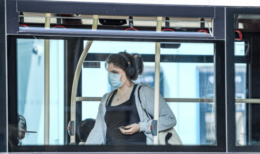 Aún se requiere una cubierta facial en todos los entornos públicos si se comparte con miembros de otros núcleos familiares. Las mascarillas continúan siendo necesarias en espacios al aire libre si las personas no pueden mantener una distancia de al menos seis pies.