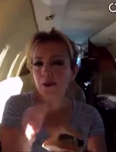 La diva latina nos mostró una de sus debilidades, comer, y esta vez comió un emparedado estilo texano.