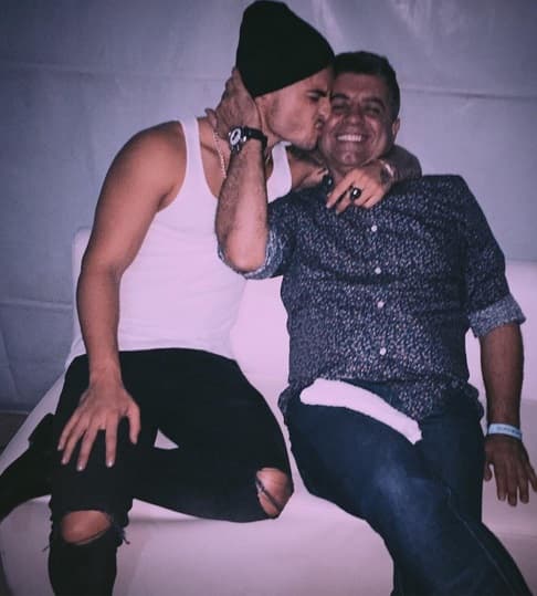 Pero este galán tiene mucho que agradecerle al hombre que le dio la vida, su padee, que lo acompaña en varias de sus giras.