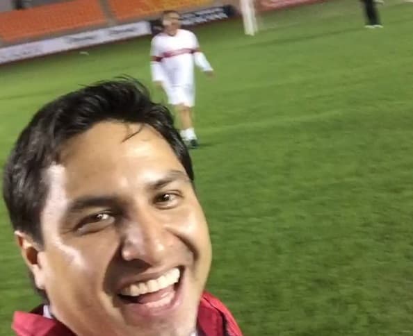 Parece que se fue a jugar un partido de futbol.