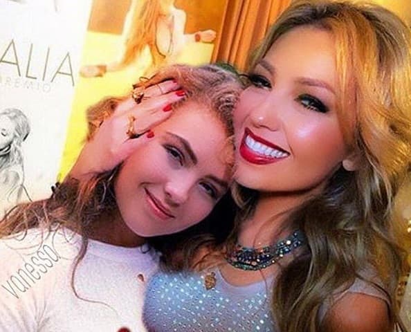 Thalía no deja de ponerse creativa, y presumió esta linda selfie junto a 'Marimar'. Sus fans sí que son expertos en el Photoshop.