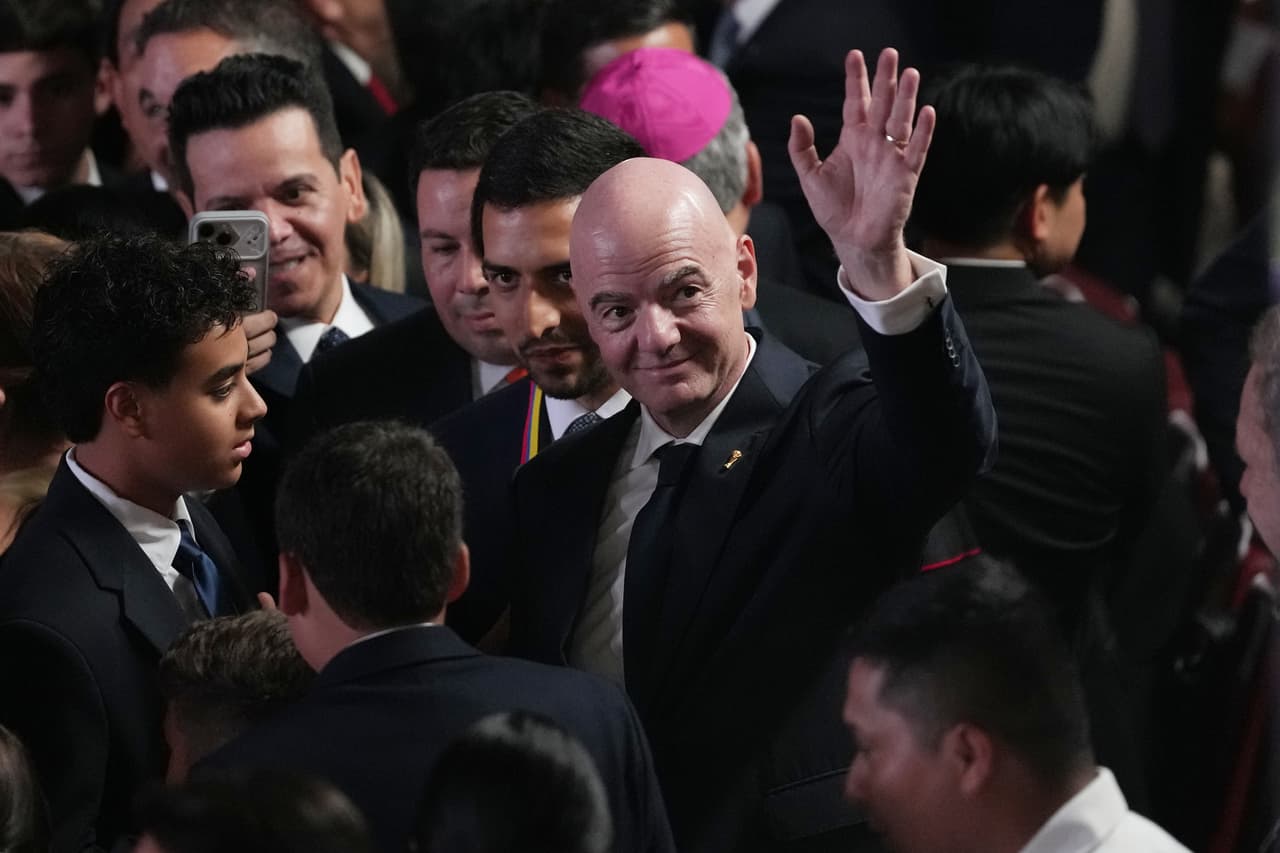 El presidente de la FIFA, Gianni Infantino, llega a Cali, Colombia, para la toma de posesión del presidente Abelardo de la Espriella, el viernes 7 de agosto de 2026. (Foto AP/Matias Delacroix)