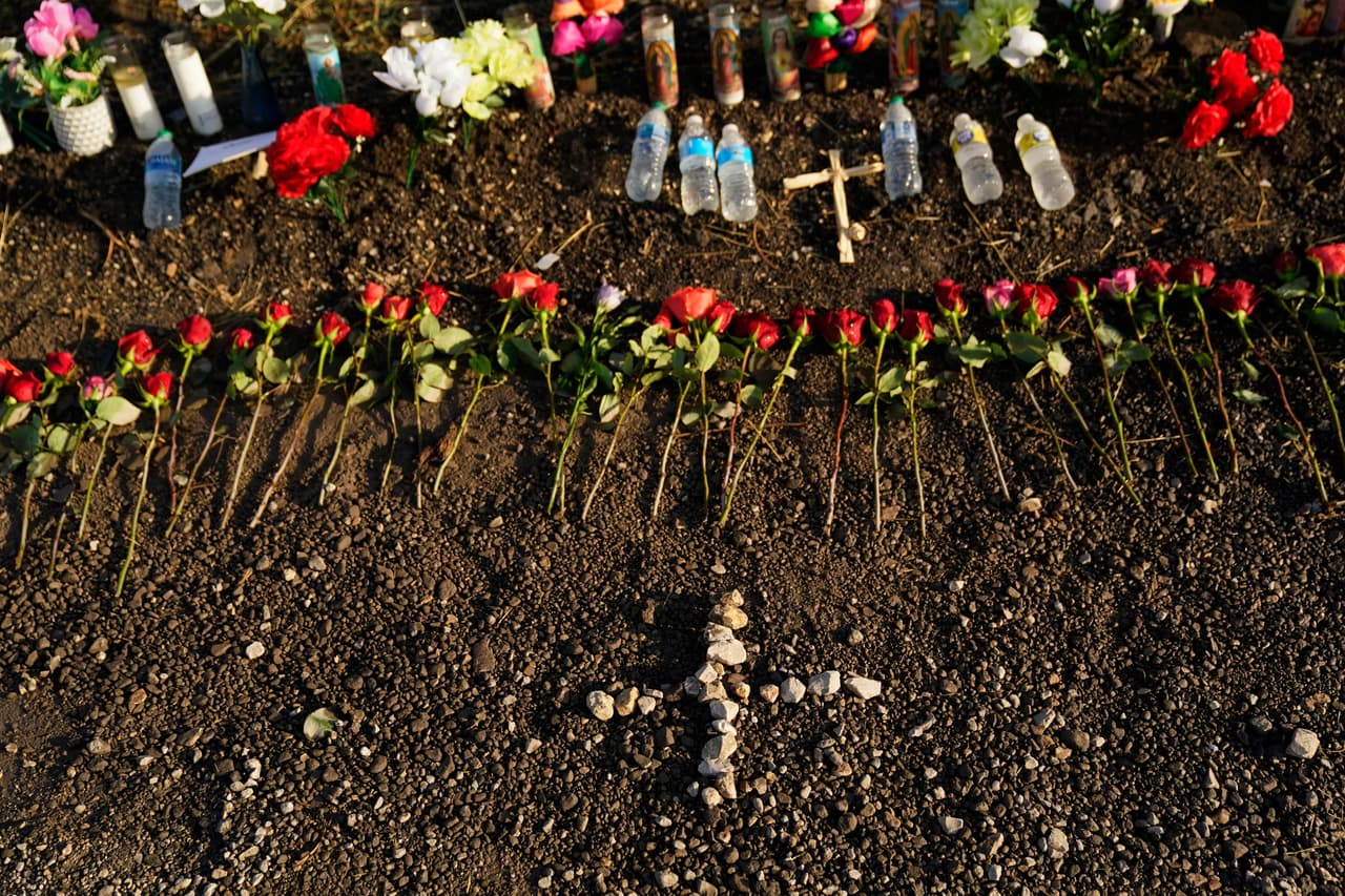 Memorial en el lugar en que encontraron el camión con los migrantes muertos.