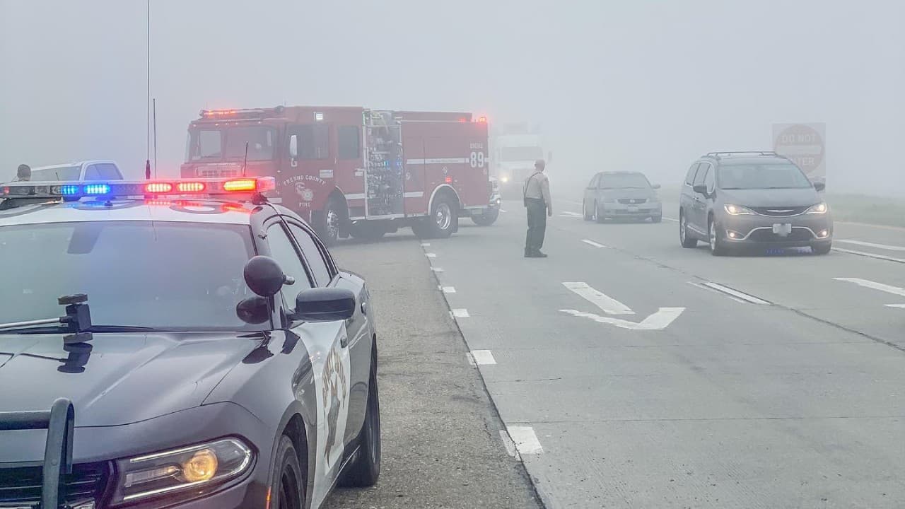 Un muerto y 6 heridos deja choque en condiciones de niebla en Fresno