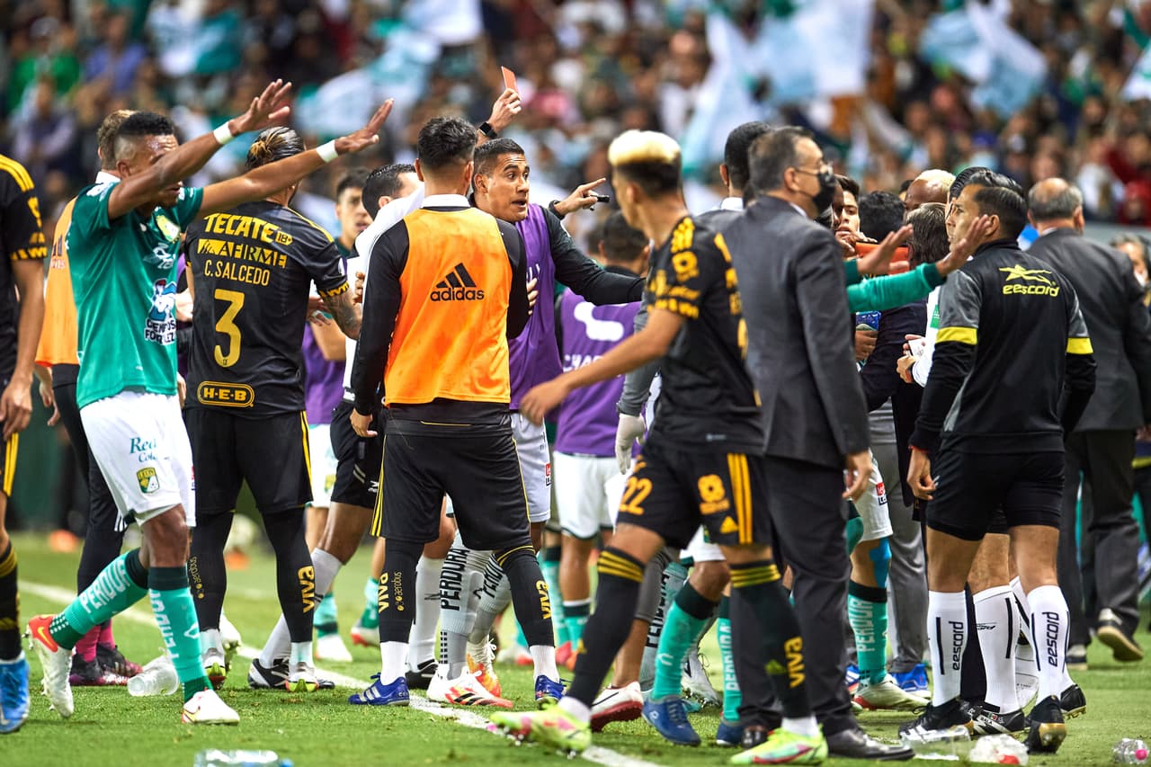 El gol de León provocó una trifulca en la banca de Tigres que dejó a dos expulsados.