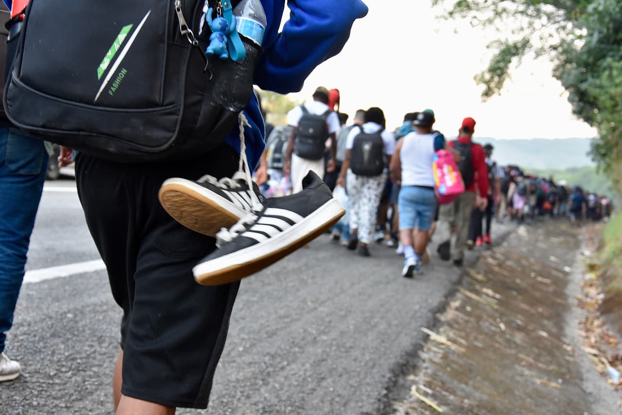 Una caravana de aproximadamente 300 migrantes ingresa a México con destino a la frontera de EEUU