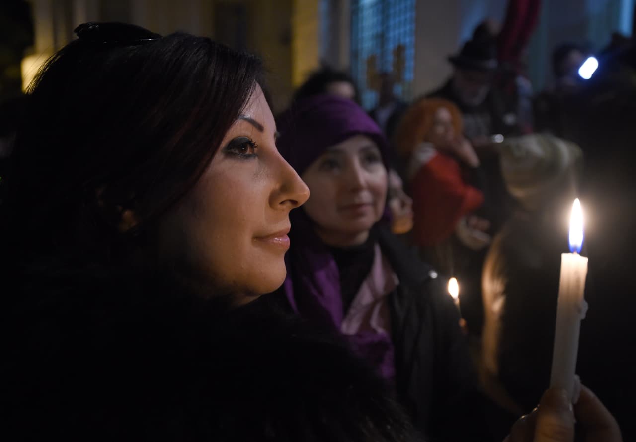 Una tunecina durante una vigilia en Túnez