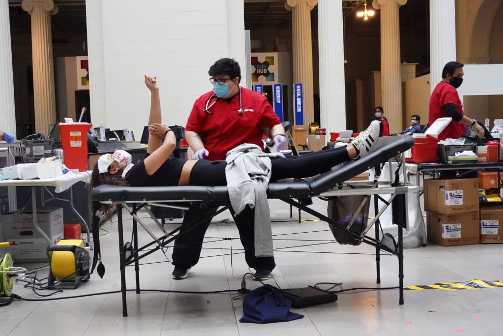 Anjanique Barber es otra de las personas que voluntariamente se acercó a donar sangre al Field Museum de Chicago, Illinois.