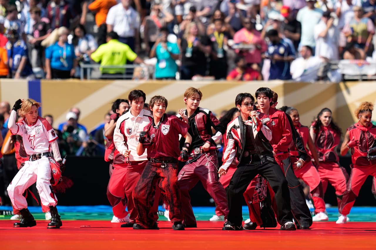 También participó el grupo surcoreano de kpop, BTS.