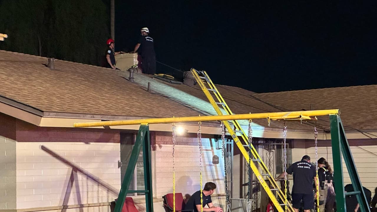 Hombre es rescatado de chimenea y arrestado por violar una orden de restricción