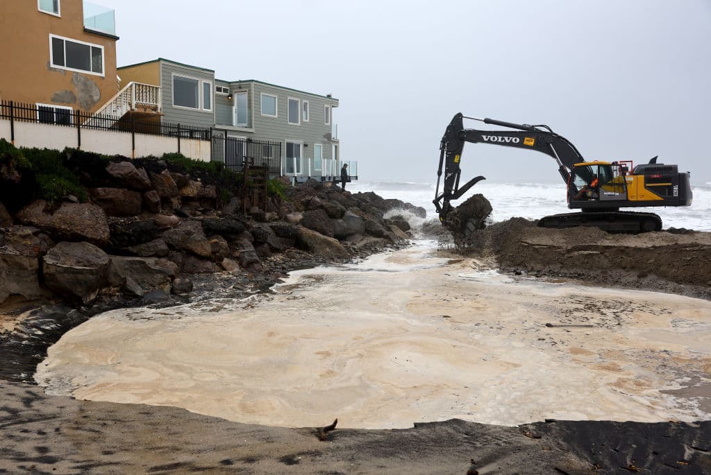 En Malibú, tuvieron que tomar medidas para evitar que propiedades cayeran al mar.
