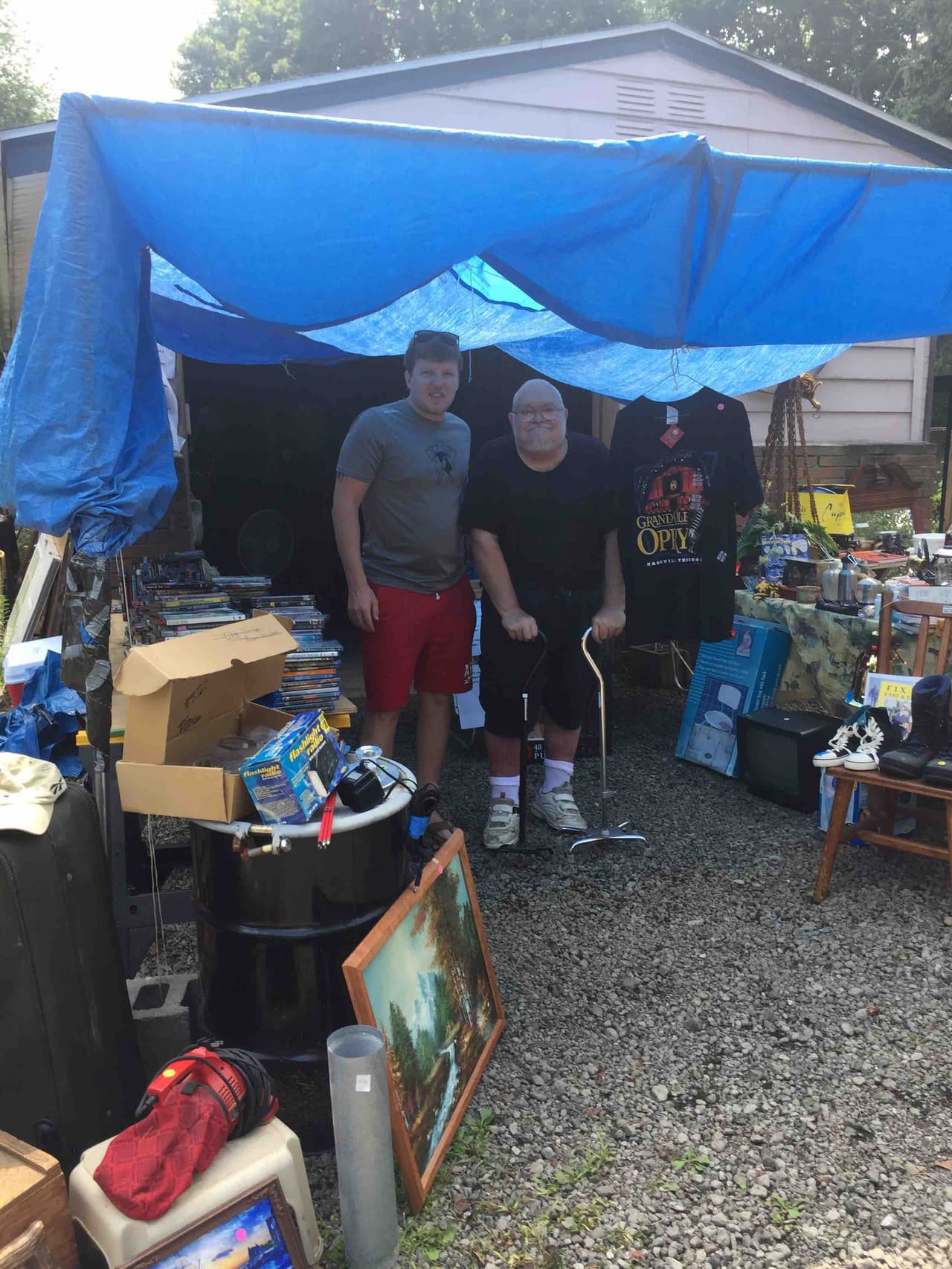 David Dunkleberger es uno de los organizadores de la campaña de recolección de fondos para contribuir con el último deseo de Will Davis. Aquí posan en el patio de ventas en Brownstown, Pennysilvania.