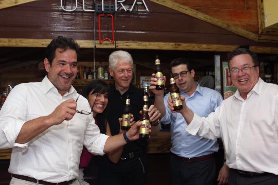 Bill Clinton apela a la solidaridad de su esposa con Puerto Rico y se va a gozar de Guavate