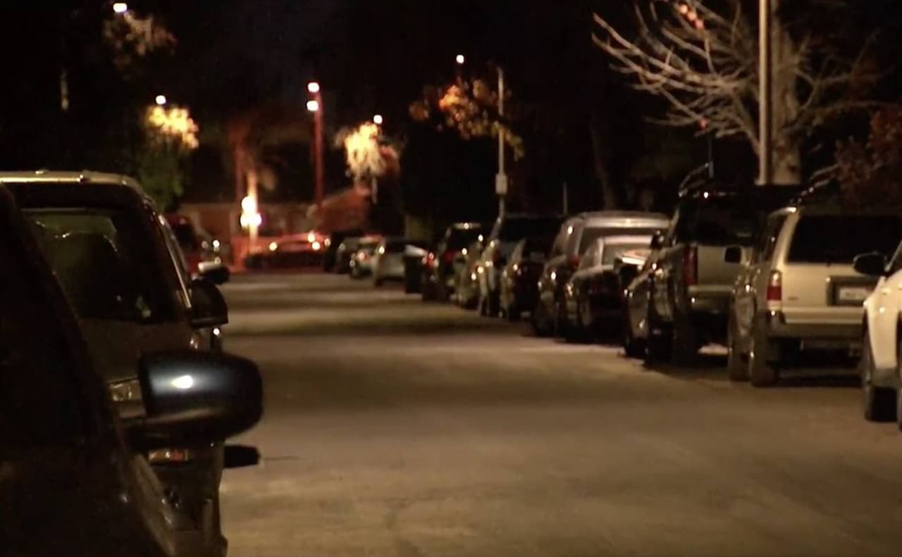 Tras recibir múltiples llamadas de vecinos, los agentes localizaron a una
<b>mujer hispana de 35 años</b>, informó la División de Misión del Departamento de Policía de Los Ángeles. Los paramédicos declararon a la mujer muerta en la escena.