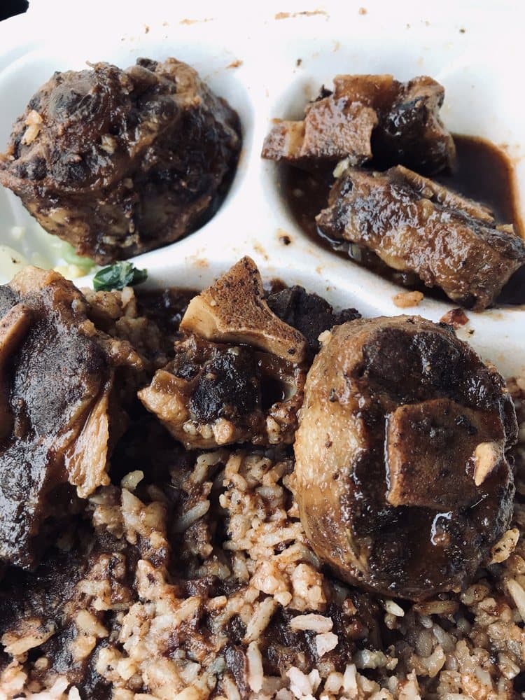 <b>Mum's</b>
<br>Dirección: 3901 Capital Blvd Ste 101. Raleigh, NC 27604
<br>Teléfono: (919) 615-2332
<br>Sitio web:
<a href="http://www.mumsjamaicanfood.com">www.mumsjamaicanfood.com</a>
<br>
<b><a href="https://www.yelp.com/map/mums-raleigh-3">Cómo llegar</a></b>
<br>
<br>Una usuaria de Yelp dijo: “¡Asombroso! ¡Increíble comida y servicio! Todo estaba caliente y sabroso.”