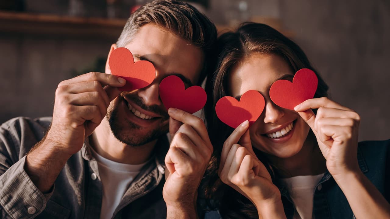 <h3 class="cms-H3-H3">El “para siempre” no se mide en 12 meses</h3> Pero hay
<b>una diferencia que importa. </b>
<br>La encuesta
<b>no sigue a las mismas parejas a lo largo del tiempo.</b>
<br>Un divorcio reportado pudo cerrar
<b>un matrimonio iniciado hace dos, diez o treinta años. </b>
<br>Las nuevas uniones, en cambio,
<b>apenas comienzan su historia</b>.
<br>Por eso, los datos sirven para contar cuántas personas se casaron o divorciaron recientemente, pero no para saber
<b>si esas nuevas parejas permanecerán juntas.</b>