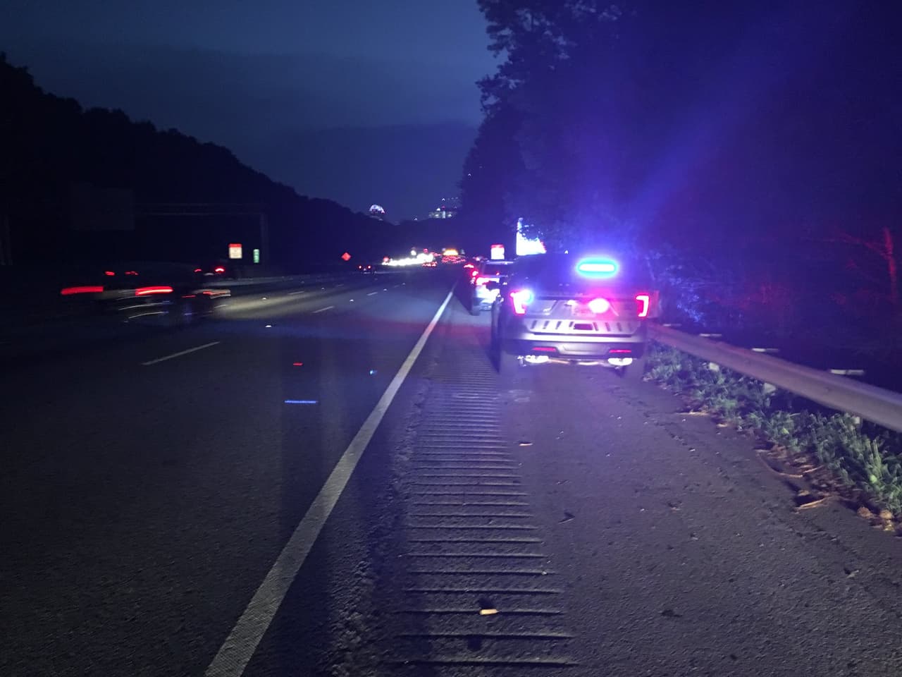 La policía urgió este miércoles a las personas que tomaron dinero en efectivo, luego de que un camión blindado lo tirara en la carretera interestatal 285, que lo devuelvan, porque han cometido un delito bajo las leyes del estado.