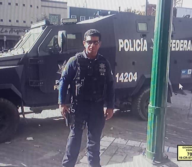 Raúl Arellano Aguilar, quien estuvo en la Policía federal de México, mencionó que en las terminales aéreas había una “extraña orden” que los obligaba a permanecer en un lugar asignado, durante al menos dos horas, sin realizar ninguna revisión.