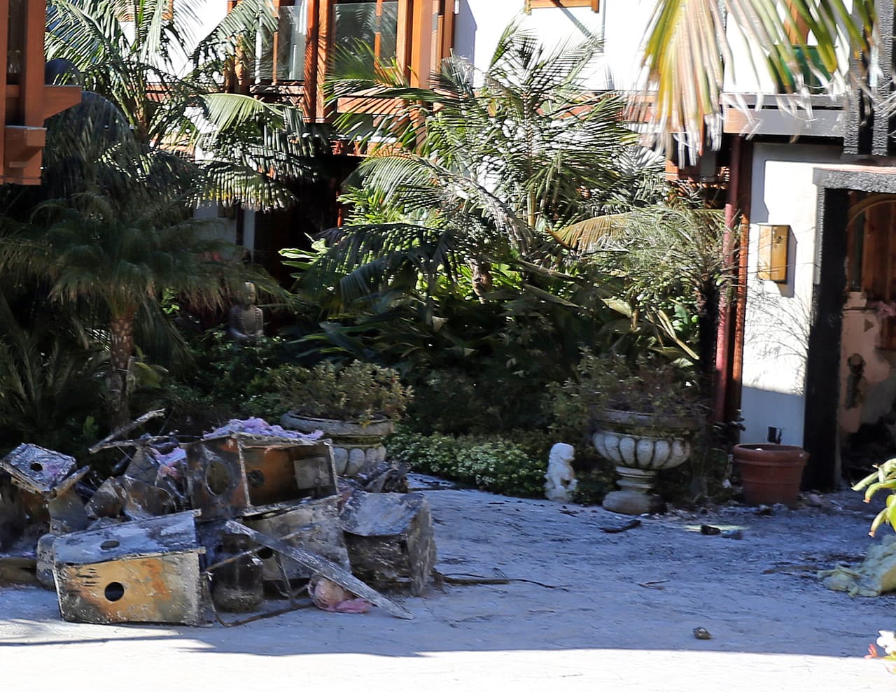 Todas las cosas de Pierce Brosnan y su familia se quemaron.