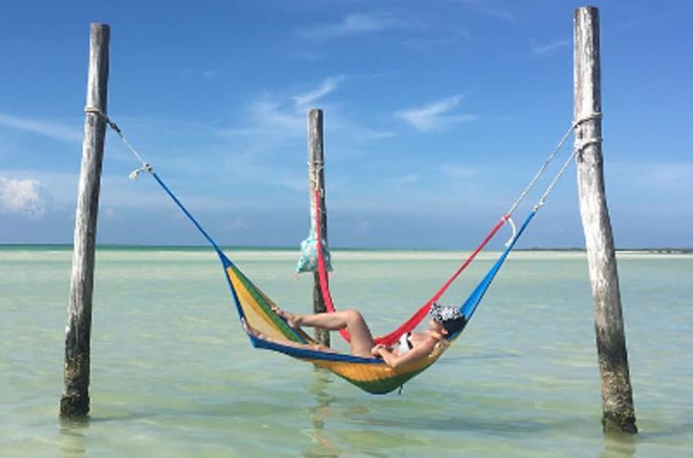 Marjorie de Sousa está gozando de su primer embarazo mientras se relaja en el mar.