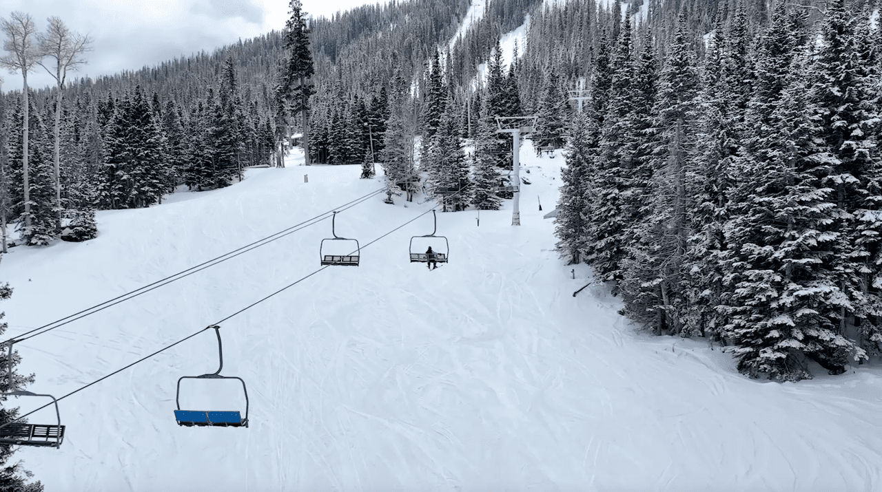 Para más información sobre este sitio de esquí, visite:
<a href="https://www.sunrise.ski/" target="_blank">Sunrise.ski </a>o Facebook.com/SunriseSkiAZ .