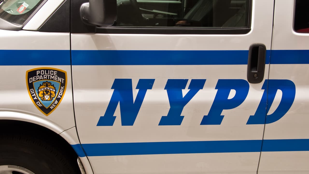 Joven de 29 años muere tras ser apuñalado frente a un bar de Queens; buscan al responsable