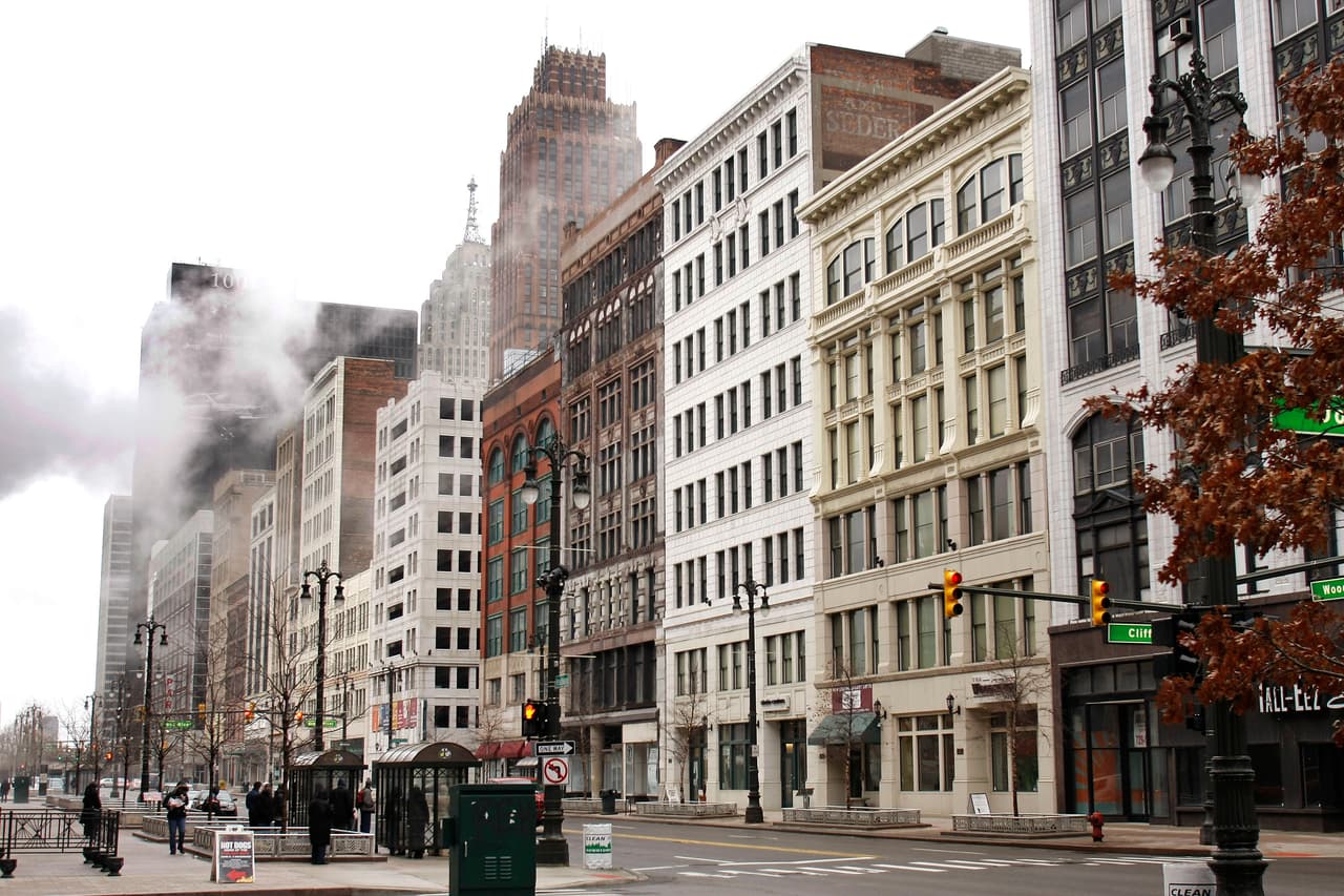 <a href="https://www.usatoday.com/story/news/nation/2021/09/08/what-least-expensive-zip-codes-america-real-estate-covid/5769847001/" target="_blank">24/7 Wall St. revisó los datos proporcionados por ATTOM Data Solutions</a>, un proveedor de datos de bienes raíces y propiedades y determinó:
<br>
<br>
<b>Puesto número 6.</b>
<br>
<br>1. Código postal: 48227.
<br>2. Ubicación: Detroit, Michigan.
<br>3. Precio medio de venta de la vivienda: 44.850 dólares.
<br>4. Ingreso medio por hogar: $29,197.
<br>
<br>Las condiciones económicas de Detroit han disminuido con el sector manufacturero estadounidense, y ese declive es evidente en su código postal 48227. Situado al noroeste del centro de Detroit, la mediana del precio de venta de la vivienda del código postal 48227 en el último año fue de sólo 44.850 dólares, una fracción de la mediana a nivel nacional.