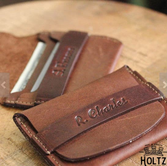 Billeteras o carteras personalizadas para los graduados que quieren empezar su nueva etapa organizados. (36 dólares en Etsy.com)