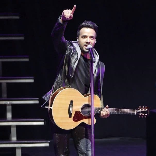 Luis Fonsi fue uno de los artistas más esperados de la presentación, quien no defraudó a sus fanáticos y se presentó en el escenario del mítico Radio City Musica Hall.