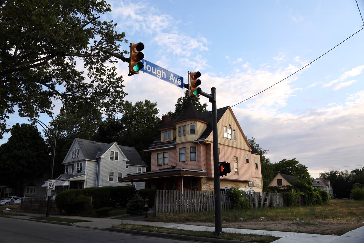 Una casa en la esquina de Hough Avenue y la calle 90, donde se desataron algunos de los disturbios más severos de la época.