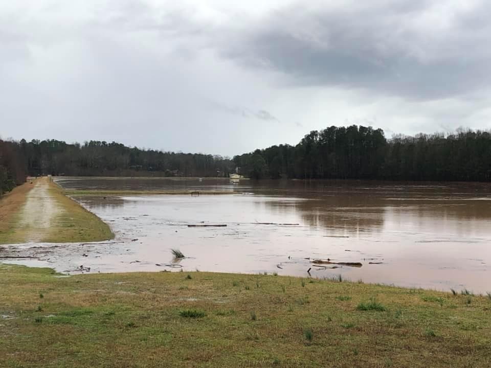 Las autoridades informaron que el lago de Jefferson City, ubicado cerca de la carretera 82 norte, estaba por desbordarse la tarde de este jueves.