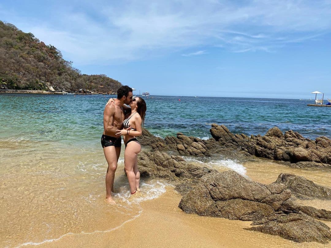 Y ella fue fotografiada besando a su pareja, con la playa Las Caletas, de Cabo Corrientes, Puerto Vallarta, como fondo.