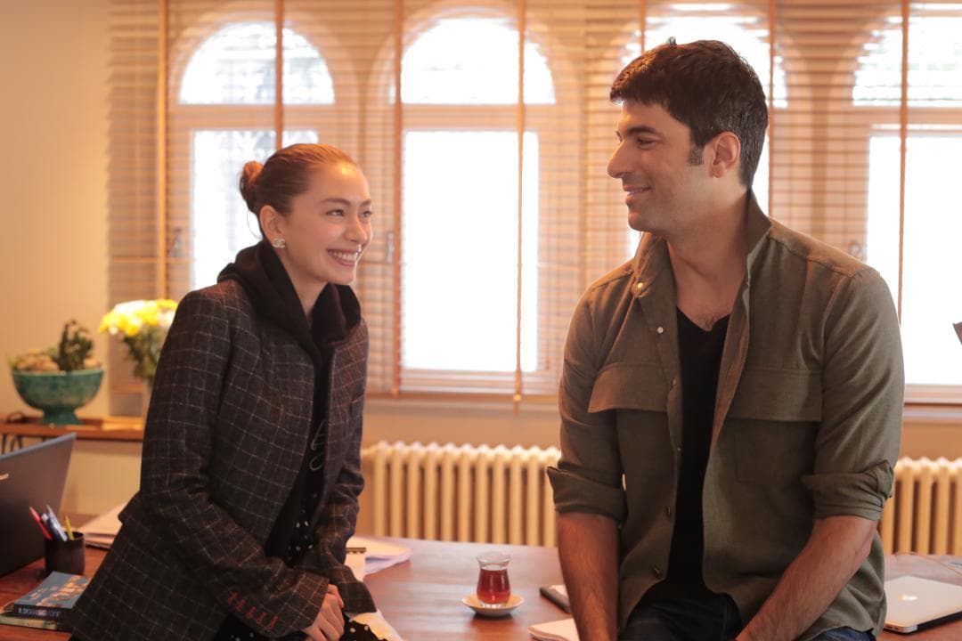 El histrión cumplió 39 años en octubre de 2020, durante el rodaje de su nuevo proyecto donde dará vida a
<b>Sancar</b>, el hijo de un carpintero que desde pequeño se enamorará de Nare (Neslihan Atagül), la hija de un alto funcionario.