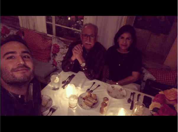 Lo cierto es que ama a sus padres. Aquí, en una cena con ellos.