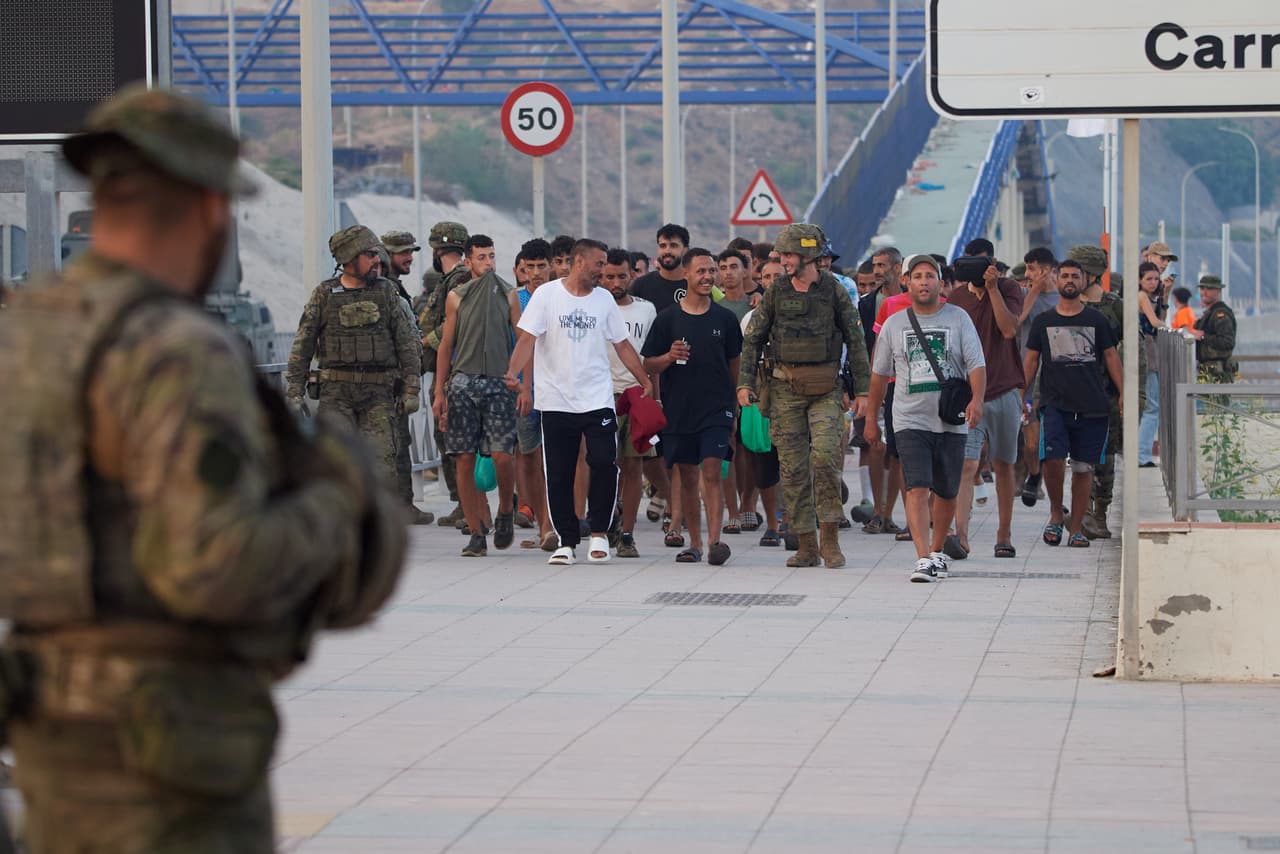 España comienza los controles fronterizos con Italia tras crisis por migrantes