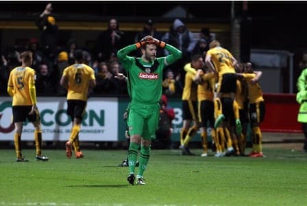 Portero comete error y provoca gol en contra al intentar despejar el balón