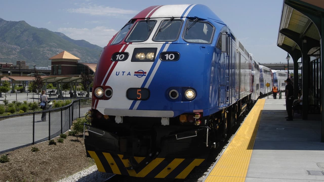 Hospitalizan a mujer después de ser golpeada por un tren en Midvale