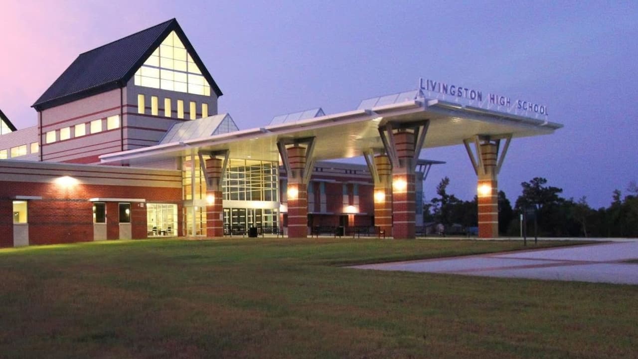 Trasladan en ambulancia aérea a un estudiante herido tras incidente en Livingston High School