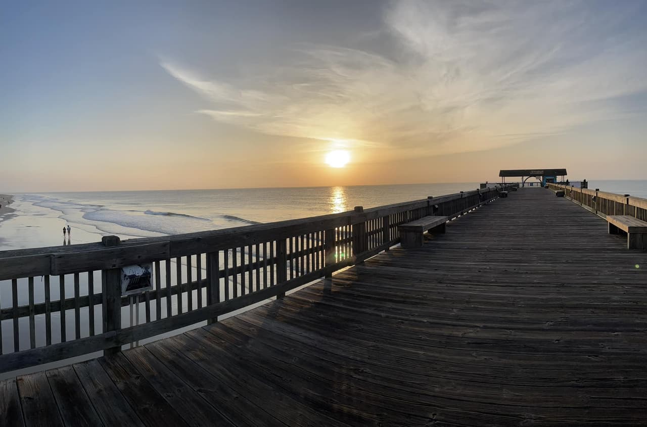 <b>Tybee Island Pier y otros muelles de la costa de Georgia</b>
<br>Dirección: Strand Ave. & Tybrisa St. Tybee Island, GA. 31328
<br>Sitio web:
<a href="https://parks.chathamcountyga.gov/BoatRampsAndFishingPiers/TybeeIslandFishingPierAndPavilion">https://parks.chathamcountyga.gov/BoatRampsAndFishingPiers/TybeeIslandFishingPierAndPavilion</a>
<br>
<b><a href="https://goo.gl/maps/MKLsNDmLKVo6zi7J8?coh=178573&entry=tt">Cómo llegar</a> </b>
<br>
<br>El Departamento de Recursos Naturales de Georgia mantiene más de tres docenas de arrecifes artificiales que brindan alimento y refugio a una variedad de peces: lubina negra, cobia, pez azul, pargo rojo, serviola y mero. La trucha de mar manchada y la corvina roja nadan en los numerosos arroyos y ríos que desembocan en el mar. Donde encuentres trucha de mar y corvina roja, es probable que encuentres platija. Aunque navegar en alta mar requiere un bote, los muelles de la costa, como el Tybee Island, son buenos lugares para pescar.