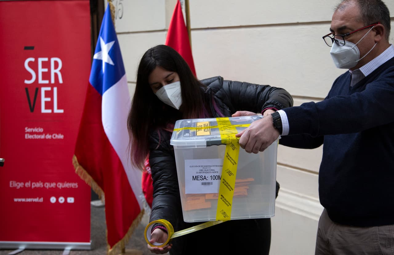 Trabajadores electorales se preparan para las elecciones de mediados de mayo de 2021 en Santiago, Chile.