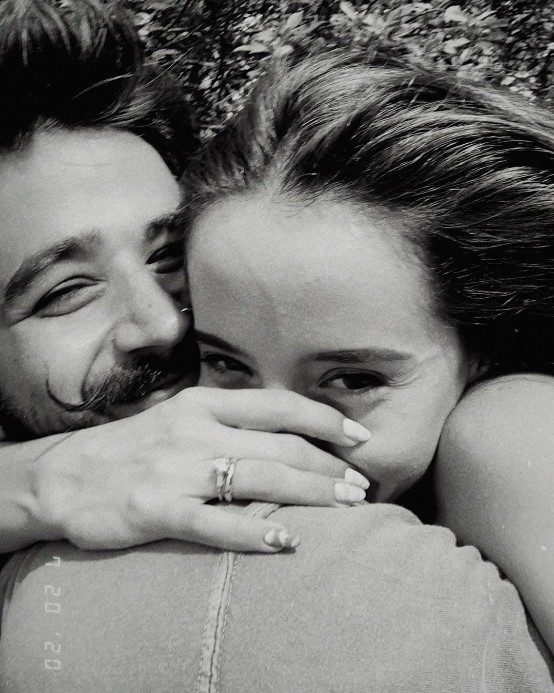 "Obviamente eso no lo voy a postear, yo posteo cuando nos reencontramos y es hermoso o la fotito juntos. Siempre es muy bonito, pero
<b><a href="https://www.univision.com/famosos/mi-ninita-chica-se-casa-el-emotivo-mensaje-de-ricardo-montaner-a-su-hija-evaluna-por-su-boda-con-camilo-video">sí tenemos nuestros momentos malos</a></b> y la gente lo quiere ver y ¿pa' qué? si mis redes sociales son para mostrar cosas bonitas", recalcó en el podcast.
<br>