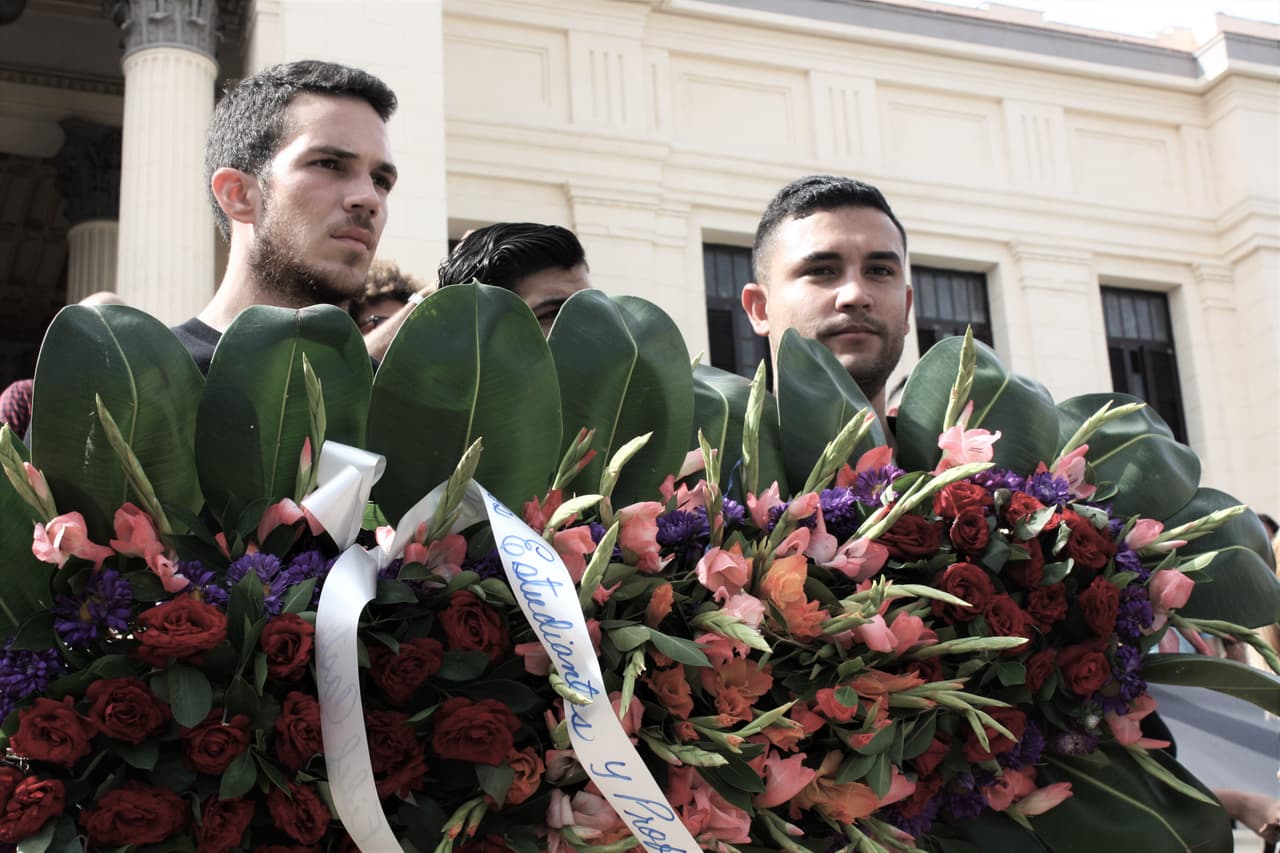 Algunos jóvenes llevaban arreglos florales en recuerdo del exgobernante cubano.