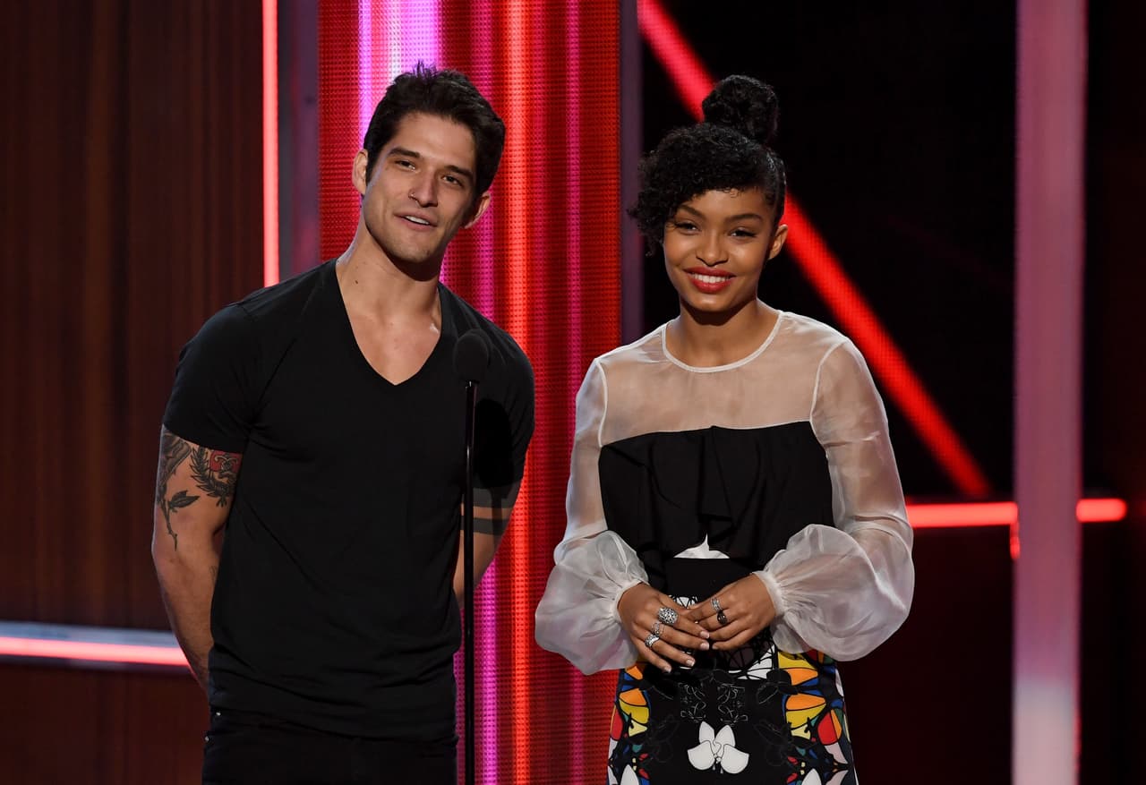 Tyler Posey de 'Teen Wolf' y Yara Shahidi de 'Black-ish' anunciaron la terna de Actriz Favorita en Programa Premium.