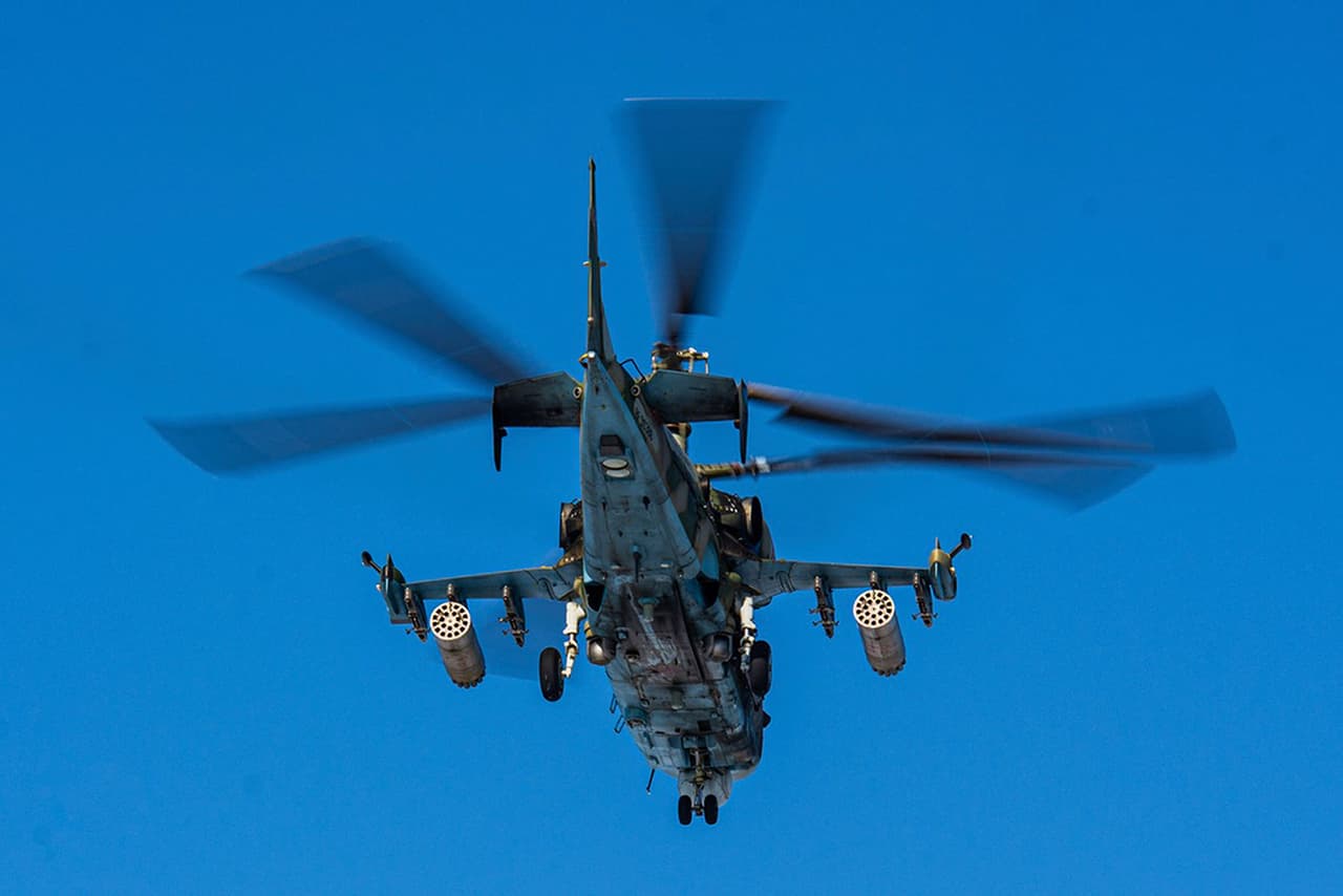 Un helicóptero militar ruso KA-52 vuela durante un ejercicio militar en la región de Smolensk, Rusia.